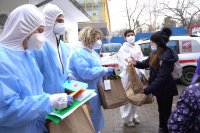 снимка 5 Деца подариха топъл обяд и картички на медиците в COVID-отделението на Александровска болница