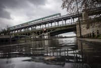 снимка 3 Наводнения в Югозападна Франция, река Сена заля мост в Париж (Снимки)