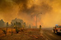 Силен вятър разгаря горския пожар в Австралия, опасността за хората остава