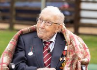 снимка 1 100-годишният ветеран сър Том Мур почина след боледуване от коронавирус