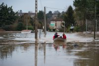 снимка 5 Наводнения в Югозападна Франция, река Сена заля мост в Париж (Снимки)