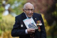 снимка 3 100-годишният ветеран сър Том Мур почина след боледуване от коронавирус