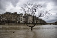 снимка 2 Наводнения в Югозападна Франция, река Сена заля мост в Париж (Снимки)