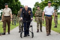 снимка 2 100-годишният ветеран сър Том Мур почина след боледуване от коронавирус