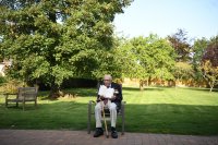 снимка 5 100-годишният ветеран сър Том Мур почина след боледуване от коронавирус