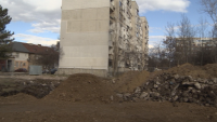 Жители на "Фондови жилища" са притеснени от строеж, който застрашава целостта на съседна сграда