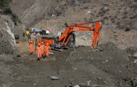 снимка 2 Издирват 35 работници в тунел след срутването на хималайски ледник
