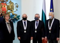 снимка 1 Президентът Радев връчи високи държавни отличия на български творци и общественици