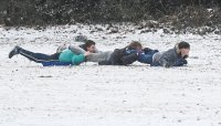 Студ скова Великобритания, но снегът изведе навън хора и животни (Снимки)