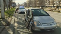 Автомобил блъсна младеж на спирка във Варна и избяга