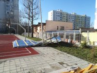 Вятърът събори покрив и огромна топола в Хасково (Снимки)