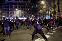 снимка 3 Трета нощ на сблъсъци и безредици в Испания заради осъдения рапър