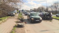 снимка 1 Тежка катастрофа с челен удар затрудни трафика във Варна (СНИМКИ)