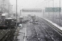 Обилен снеговалеж блокира обществения транспорт в Атина