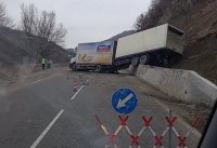 Катастрофирал ТИР затрудни движението по пътя Банско - Гоце Делчев