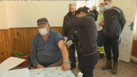 Мобилен екип ваксинира две села в община Разлог