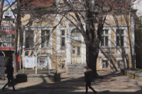 По зрителски сигнал: Руши се емблематична къща в Добрич