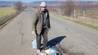 81-годишният дядо Георги сам запълва дупките между две села (ВИДЕО)