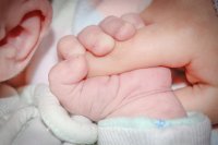 Варненски лекари спасиха бебе, погълнало безопасна игла
