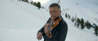 Васко Василев с майсторско изпълнение - свири Вивалди на ски (ВИДЕО)