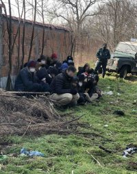 Задържаха 4-ма каналджии за трафик на мигранти край Свиленград