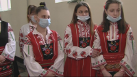 Ученици и учители влизат в час облечени с народни носии в Горна Оряховица