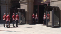 Тържествена смяна на почетния гвардейски караул пред президентството