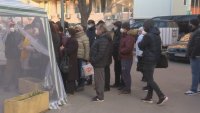 Опашки от желаещи да се ваксинират пред УМБАЛ "Св. Иван Рилски"