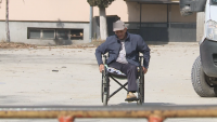 История за добрина и съпричастност: Млада жена спаси мъж в инвалидна количка от студа