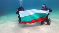 3 март под вода - водолази издигнаха българския трибагреник