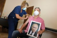 Кмет на аржентински град се ваксинира с портрет на Путин в ръце