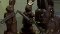 Великден в пандемия: Шоколадови зайчета държат спринцовки с ваксина