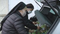 Монахини даряват хранителни продукти на самотни хора