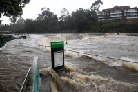 Опасни наводнения в Австралия, стотици хора се евакуират (Снимки)