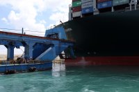 Възможно забавяне на доставките в цял свят заради затворения Суецки канал