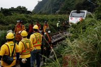 снимка 1 Най-малко 36 жертви и над 200 ранени при тежка железопътна катастрофа в Тайван