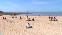 Необичайно топло време изкара хората по плажовете в Югозападна Франция