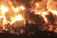 Пожар в петролна рафинерия: Петима са ранени, а близо 1000 евакуирани в Индонезия