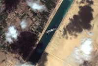 Суецкият канал остава блокиран, не е ясно кога ще възстановят корабоплаването
