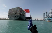 Поне 3 дни ще отнеме нормализирането на трафика през Суецкия канал