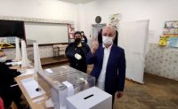 Ахмед Доган гласува с хартиена бюлетина