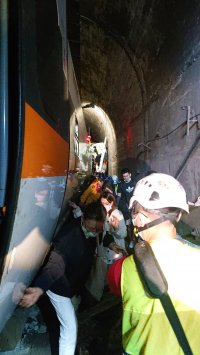 снимка 6 Най-малко 36 жертви и над 200 ранени при тежка железопътна катастрофа в Тайван