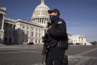 Двама полицаи от Капитолия съдят Тръмп за бунта на 6 януари