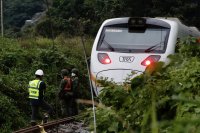 снимка 3 Най-малко 36 жертви и над 200 ранени при тежка железопътна катастрофа в Тайван