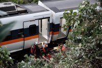 снимка 2 Най-малко 36 жертви и над 200 ранени при тежка железопътна катастрофа в Тайван