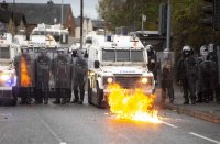 С камъни и коктейли "Молотов": замеряха полицията в Белфаст