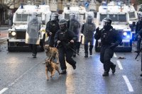 снимка 4 С камъни и коктейли "Молотов": замеряха полицията в Белфаст