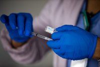 "Джонсън и Джонсън" ще забавят доставките в Европа, САЩ спират временно ваксината им