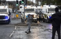 снимка 1 С камъни и коктейли "Молотов": замеряха полицията в Белфаст