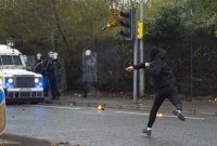 снимка 2 С камъни и коктейли "Молотов": замеряха полицията в Белфаст